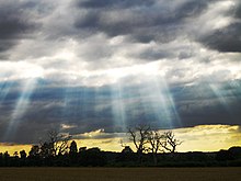 220px-Crepuscular_rays_with_clouds_and_high_contrast_fg_FL.jpg